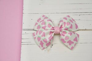 Strawberry Milk Medium Wren Bow