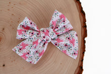 Load image into Gallery viewer, Castle Floral Large Everly Bow
