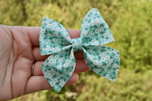 Farmhouse Daisies Medium Giana Bow